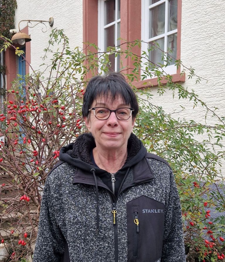 1. Vorsitzende: Anja Germann, Hardweg 17, 64625 Bensheim, Tel. 06251-67497; mobil: 0160-96836970, Email: anja.germann67@gmail.com